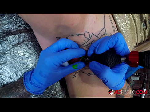 ❤️ Sully Savage, hottie estremamente tatuata, hà fattu un tatuatu nantu à u clitoris ❤️ Sluts à noi % co.sex-porntube.ru% ❌